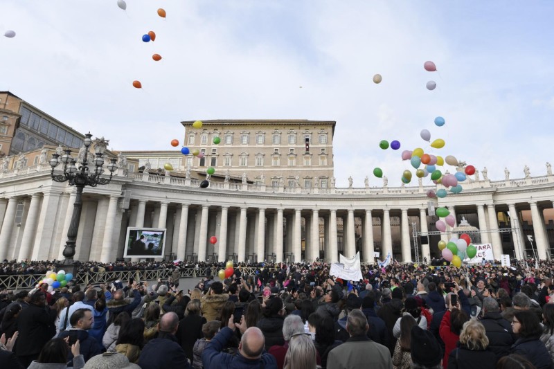 Globos de paz en San Pedro