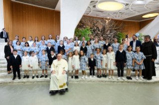 24-“Los niños encuentran el Papa - Aprendamos de los niños y niñas” 