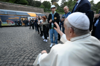 37-“Los niños encuentran el Papa - Aprendamos de los niños y niñas” 