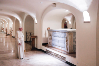 25-Santa Missa para os fiéis defuntos e oração entre os túmulos do cemitério