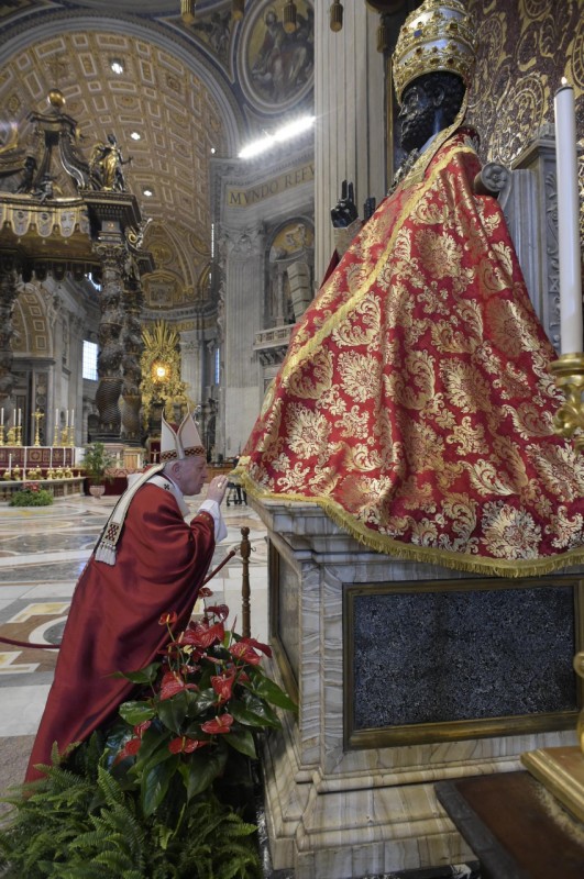 El Papa besa los pies de San Pedro
