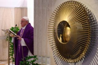 6-Misa celebrada por el papa Francisco de forma privada en la capilla de la Casa Santa Marta: <i>Para no caer en la indiferencia</i>