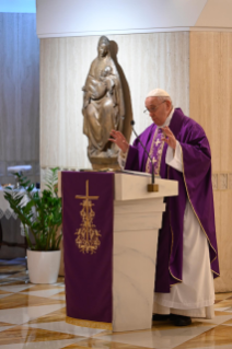 7-Misa celebrada por el papa Francisco de forma privada en la capilla de la Casa Santa Marta: <i>Para no caer en la indiferencia</i>