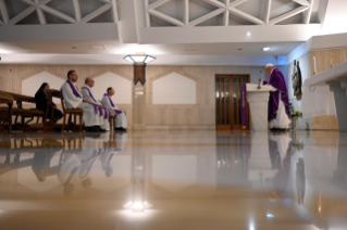 8-Misa celebrada por el papa Francisco de forma privada en la capilla de la Casa Santa Marta: <i>Para no caer en la indiferencia</i>