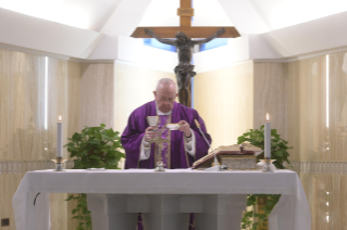 7-Misa celebrada por el papa Francisco de forma privada en la capilla de la Casa Santa Marta: <i>Dirigirse al Señor con nuestra verdad</i>