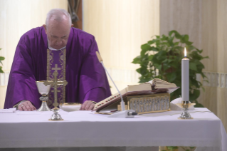 10-Misa celebrada por el papa Francisco de forma privada en la capilla de la Casa Santa Marta: <i>Dirigirse al Señor con nuestra verdad</i>