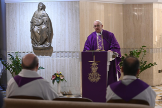 2-Misa celebrada por el papa Francisco de forma privada en la capilla de la Casa Santa Marta: <i>Dios actúa siempre en la simplicidad</i>