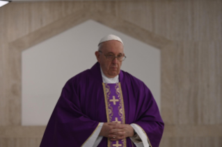 1-Misa celebrada por el papa Francisco de forma privada en la capilla de la Casa Santa Marta: <i>Dios actúa siempre en la simplicidad</i>