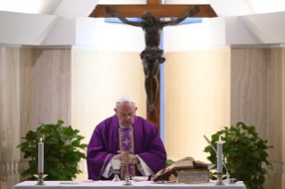 8-Misa celebrada por el papa Francisco de forma privada en la capilla de la Casa Santa Marta: <i>Dios actúa siempre en la simplicidad</i>