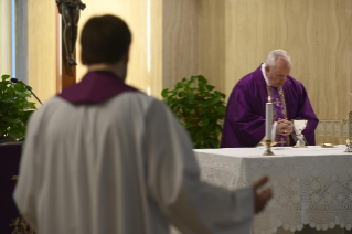4-Misa celebrada por el papa Francisco de forma privada en la capilla de la Casa Santa Marta: <i>Qué sucede cuando pasa Jesús</i>