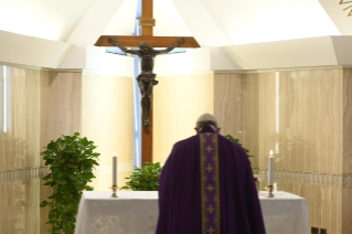 5-Misa celebrada por el papa Francisco de forma privada en la capilla de la Casa Santa Marta: <i>Qué sucede cuando pasa Jesús</i>