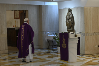 11-Misa celebrada por el papa Francisco de forma privada en la capilla de la Casa Santa Marta: <i>Qué sucede cuando pasa Jesús</i>