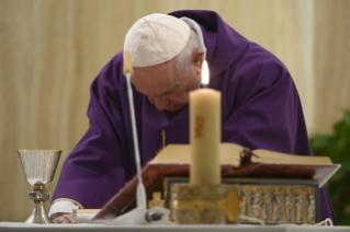 5-Misa celebrada por el papa Francisco de forma privada en la capilla de la Casa Santa Marta: <i>Fiarse de la misericordia de Dios</i>