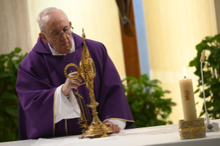 1-Misa celebrada por el papa Francisco de forma privada en la capilla de la Casa Santa Marta: <i>Fiarse de la misericordia de Dios</i>