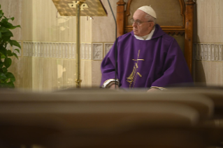 3-Misa celebrada por el papa Francisco de forma privada en la capilla de la Casa Santa Marta: <i>Fiarse de la misericordia de Dios</i>