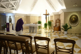 2-Misa celebrada por el papa Francisco de forma privada en la capilla de la Casa Santa Marta: <i>Fiarse de la misericordia de Dios</i>