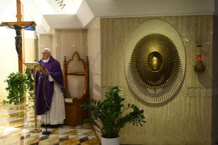 4-Misa celebrada por el papa Francisco de forma privada en la capilla de la Casa Santa Marta: <i>Fiarse de la misericordia de Dios</i>