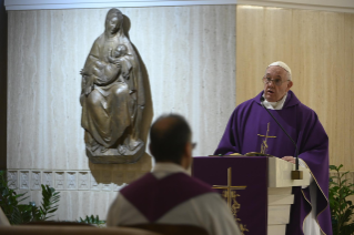7-Misa celebrada por el papa Francisco de forma privada en la capilla de la Casa Santa Marta: <i>Fiarse de la misericordia de Dios</i>