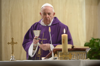 8-Misa celebrada por el papa Francisco de forma privada en la capilla de la Casa Santa Marta: <i>Fiarse de la misericordia de Dios</i>