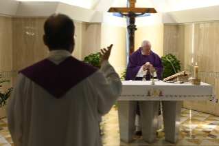 6-Misa celebrada por el papa Francisco de forma privada en la capilla de la Casa Santa Marta: <i>Fiarse de la misericordia de Dios</i>