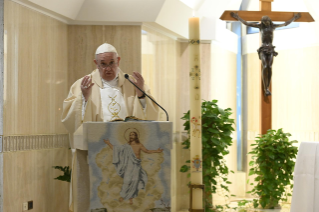 4-Misa celebrada por el papa Francisco de forma privada en la capilla de la Casa Santa Marta: <i>Elegir el anuncio para no caer en nuestros sepulcros</i>