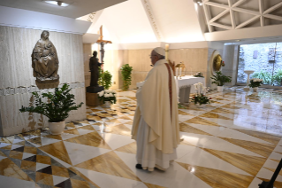 8-Holy Mass presided over by Pope Francis at the Casa Santa Marta in the Vatican: “Learning to live in moments of crisis”
