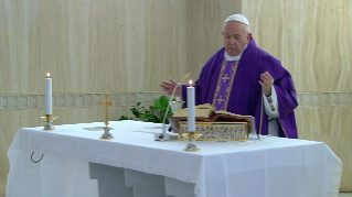 3-Misa celebrada por el papa Francisco de forma privada en la capilla de la Casa Santa Marta: <i>Para no caer en la indiferencia</i>