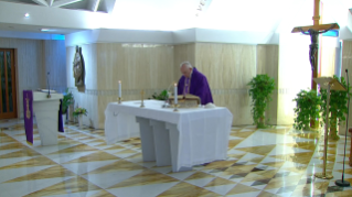 1-Misa celebrada por el papa Francisco de forma privada en la capilla de la Casa Santa Marta: <i>Para no caer en la indiferencia</i>