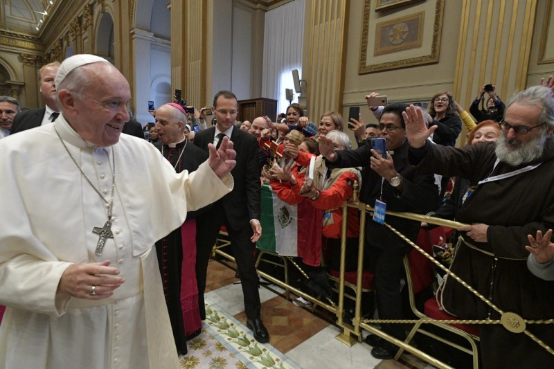 El Papa saluda