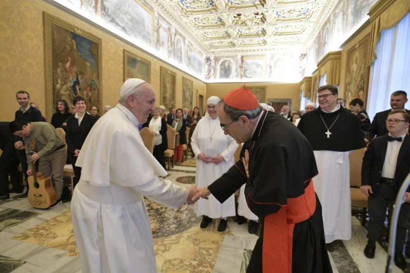 El Papa saluda al cardenal Barbarin