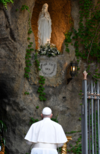1-Papa Francesco presiede la recita del Santo Rosario