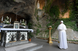 2-Papa Francesco presiede la recita del Santo Rosario