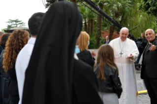 8-Papa Francesco presiede la recita del Santo Rosario