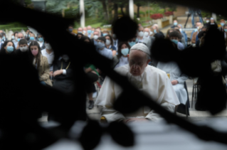 10-Papa Francesco presiede la recita del Santo Rosario