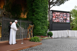 21-Papa Francesco presiede la recita del Santo Rosario