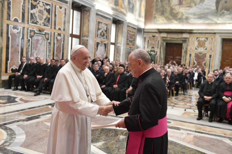 El Papa saluda al decano de la Rota, Vito Pinto