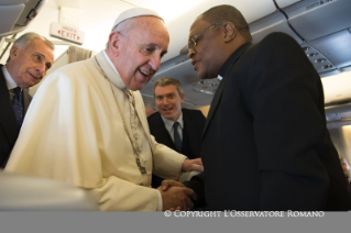 4-Viaggio Apostolico: Saluto ai giornalisti durante il volo Roma-Nairobi