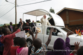 18-Voyage apostolique : Visite au quartier pauvre de Kangemi