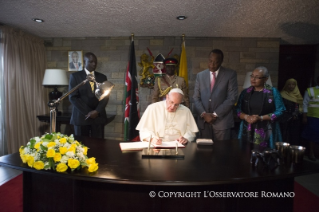 2-Viaje apostólico: Firma del Libro de Oro en la State House de Nairobi