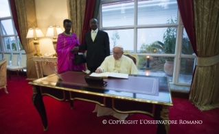 2-Viaggio Apostolico: Incontro con le Autorità e il Corpo Diplomatico a Entebbe