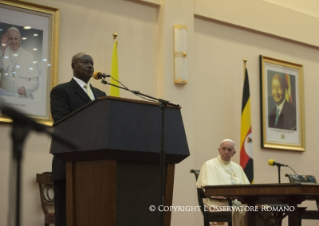 6-Viaggio Apostolico: Incontro con le Autorità e il Corpo Diplomatico a Entebbe