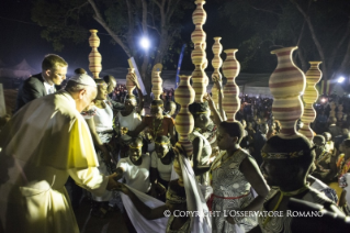 18-Apostolische Reise: Besuch in Munyonyo und Begrüßung der Katechisten und Lehrer 
