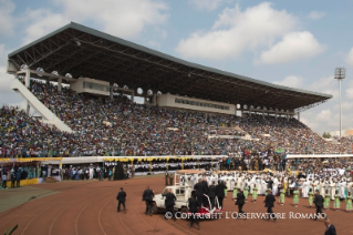 1-Viaje apostólico: Santa Misa en el Estadio del Complejo deportivo Barthélémy Boganda