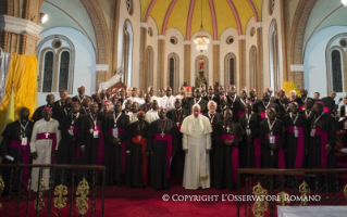 16-Viaje apostólico: Encuentro con sacerdotes, religiosos, religiosas y seminaristas