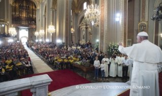2-Viaggio Apostolico: Saluto ai ragazzi del catechismo nella Cattedrale di Morelia