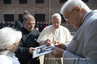 23-Voyage apostolique en Pologne : Visite &#xe0; Auschwitz