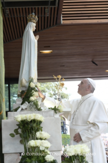 21-Pilgrimage to F&#xe1;tima: Prayer during the visit at the Chapel of the Apparitions