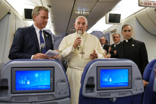 6-Viaje apost&#xf3;lico a Chile y Per&#xfa;: Conferencia de prensa del Santo Padre durante el vuelo de regreso a Roma