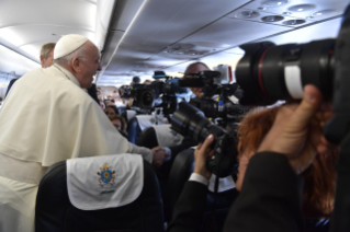 0-Apostolische Reise nach Irland: Grussworte an die Journalisten auf dem Flug nach Irland 
