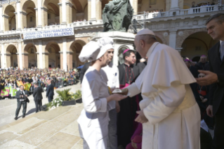 8-Visit to Loreto: Meeting with the faithful